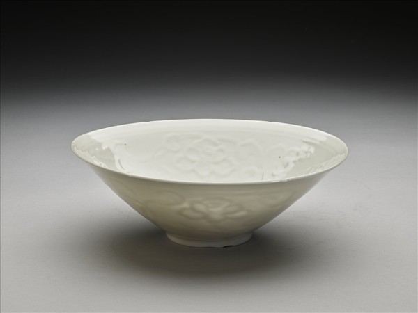 白瓷拱花花卉紋葵口碗