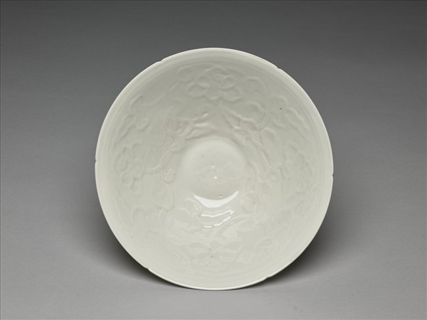 白瓷拱花花卉紋葵口碗