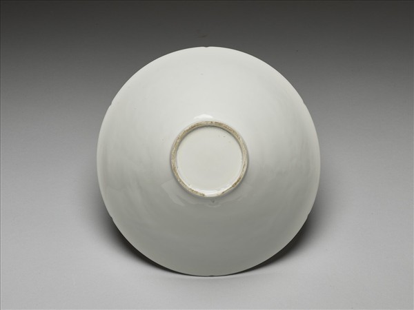 白瓷拱花花卉紋葵口碗