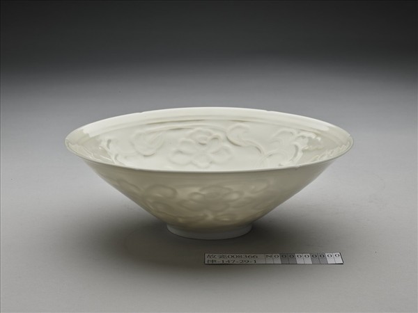 白瓷拱花花卉紋葵口碗