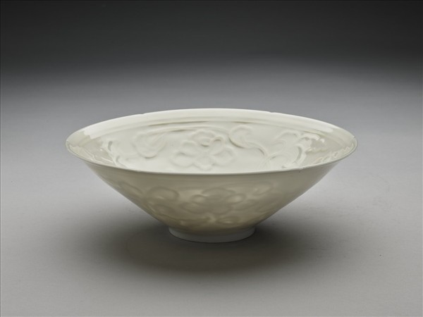 白瓷拱花花卉紋葵口碗