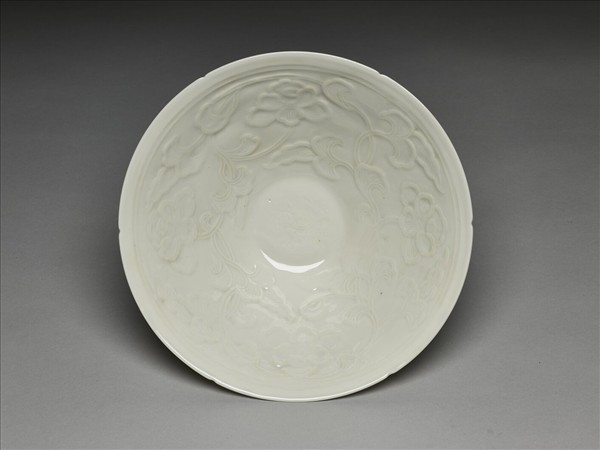 白瓷拱花花卉紋葵口碗