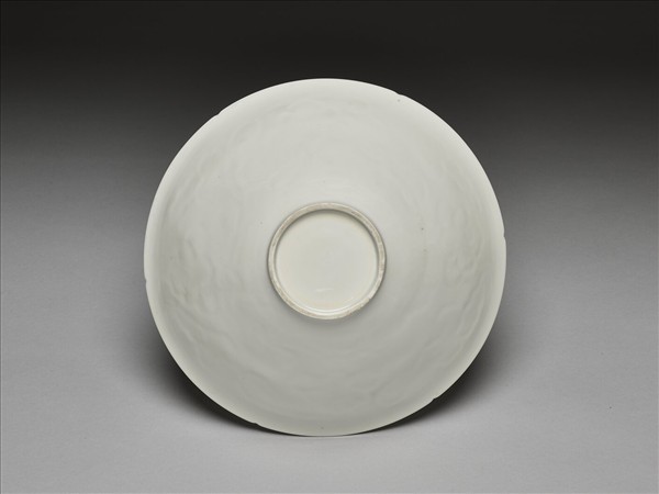 白瓷拱花花卉紋葵口碗