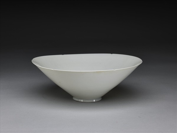 白瓷暗花雙龍戲珠紋葵口碗