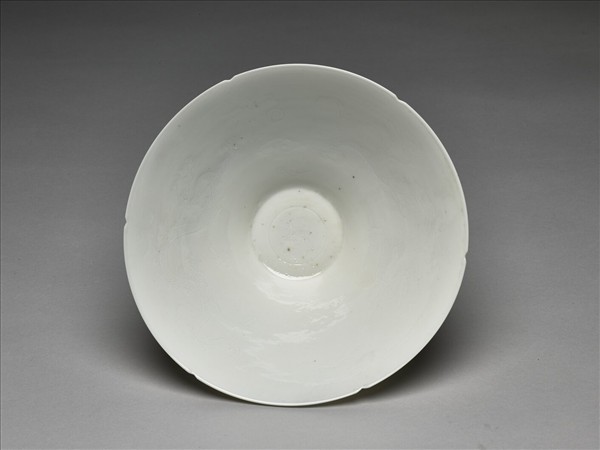 白瓷暗花雙龍戲珠紋葵口碗