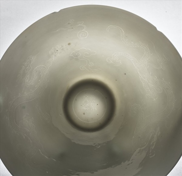 白瓷暗花雙龍戲珠紋葵口碗