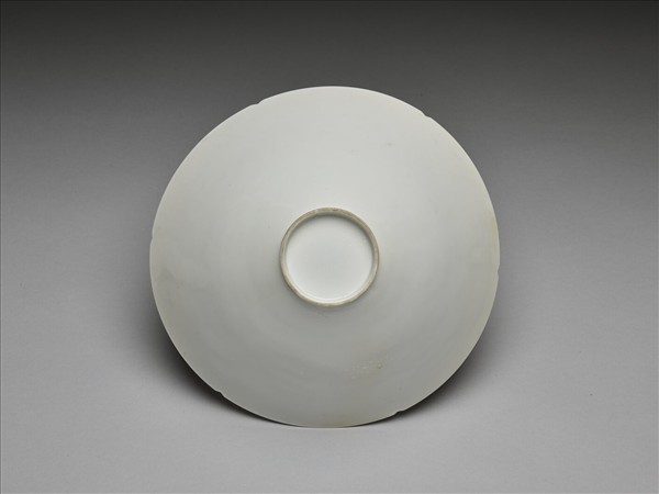 白瓷暗花雙龍戲珠紋葵口碗