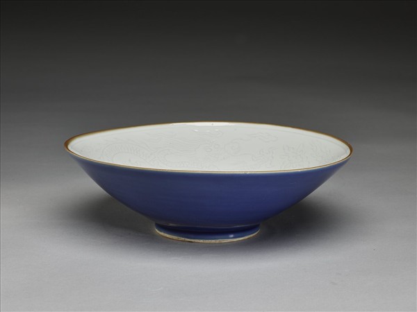 霽青釉白裡雙龍戲珠紋碗