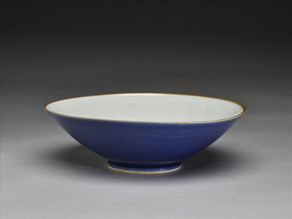 霽青釉白裡雙龍戲珠紋碗