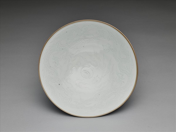 霽青釉白裡雙龍戲珠紋碗