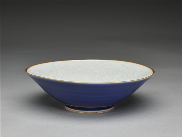 霽青釉白裡雙龍戲珠紋碗