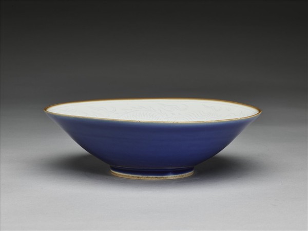 霽青釉白裡雙龍戲珠紋碗