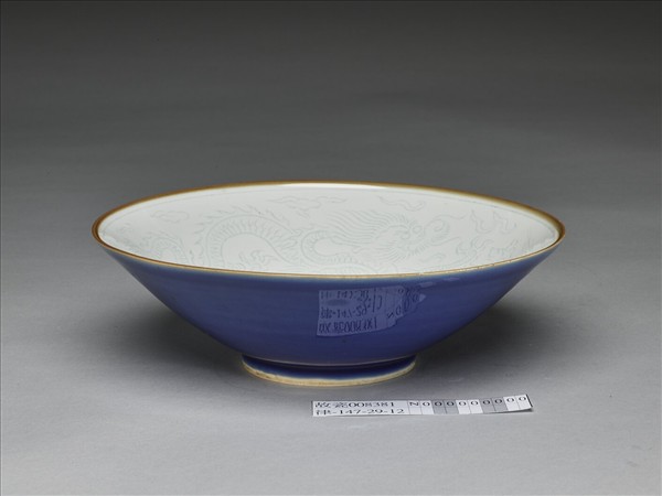 霽青釉白裡雙龍戲珠紋碗