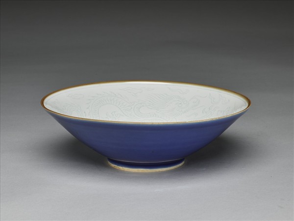 霽青釉白裡雙龍戲珠紋碗