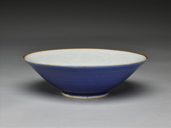 霽青釉白裡雙龍戲珠紋碗