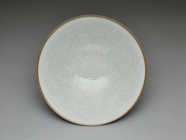 霽青釉白裡雙龍戲珠紋碗