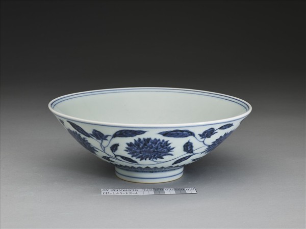 青花纏枝番蓮紋碗