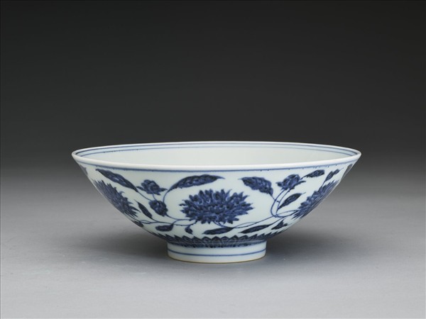 青花纏枝番蓮紋碗