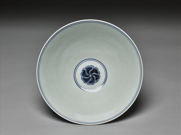 青花纏枝番蓮紋碗