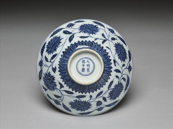 青花纏枝番蓮紋碗