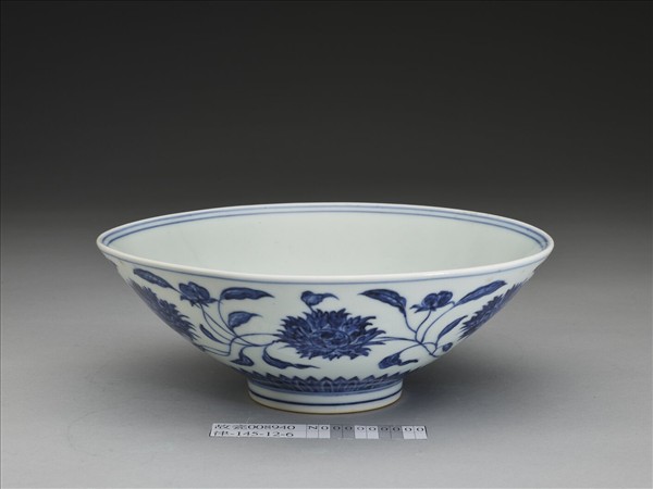 青花纏枝番蓮紋碗