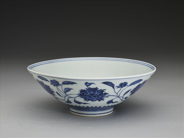 青花纏枝番蓮紋碗