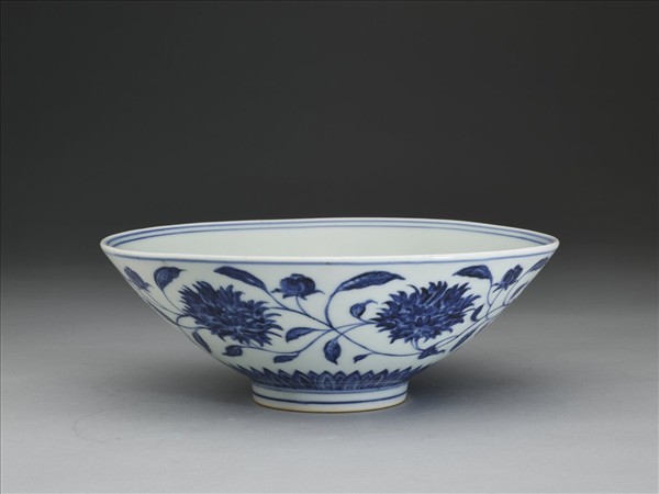 青花纏枝番蓮紋碗