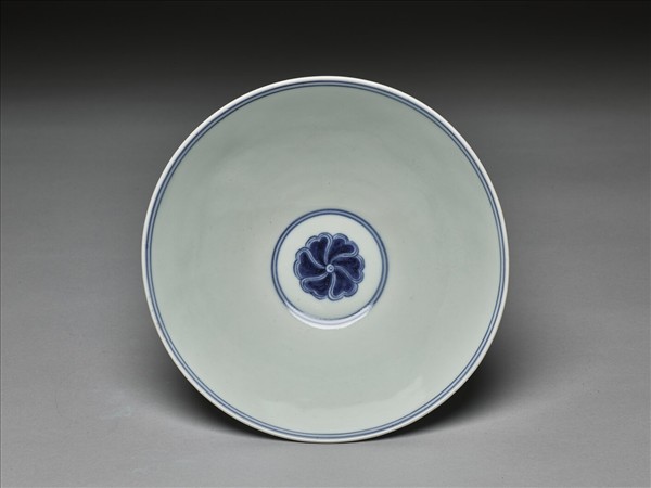 青花纏枝番蓮紋碗