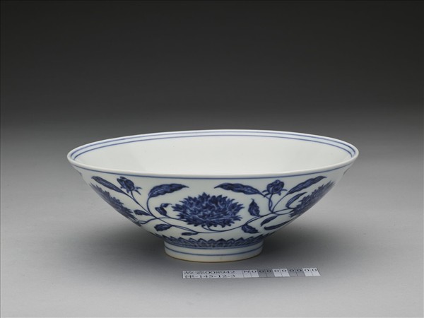 青花纏枝番蓮紋碗