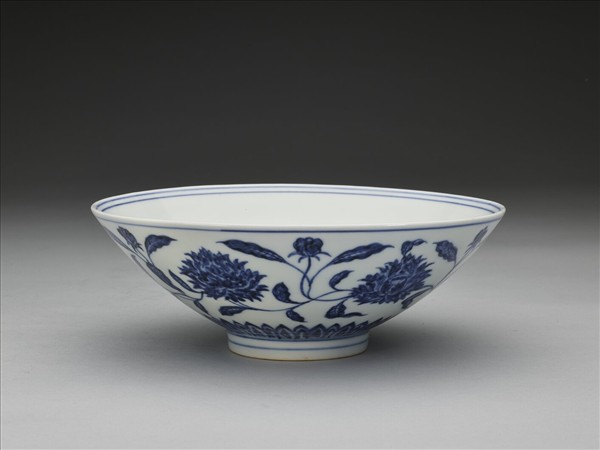 青花纏枝番蓮紋碗