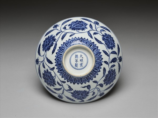 青花纏枝番蓮紋碗