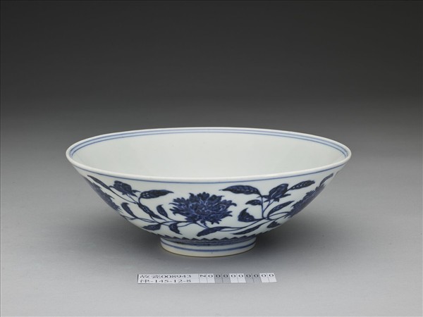 青花纏枝番蓮紋碗