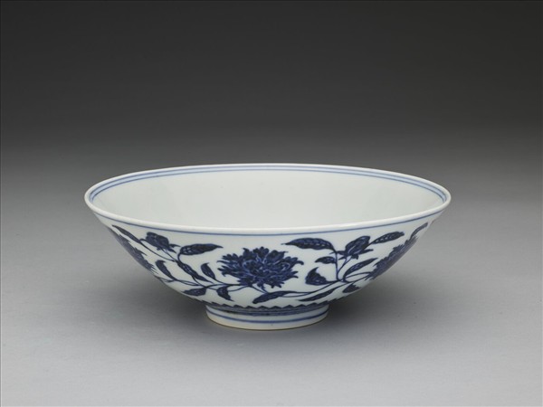 青花纏枝番蓮紋碗