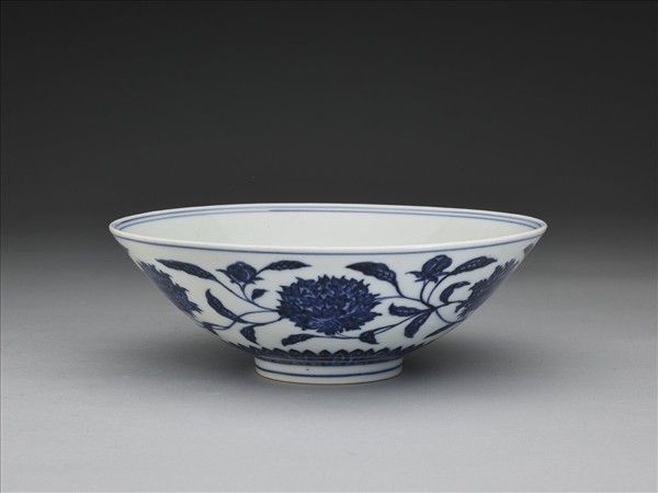 青花纏枝番蓮紋碗