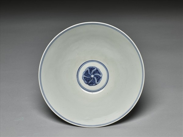 青花纏枝番蓮紋碗