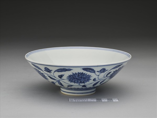 青花纏枝番蓮紋碗