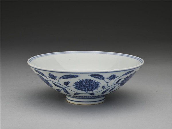 青花纏枝番蓮紋碗