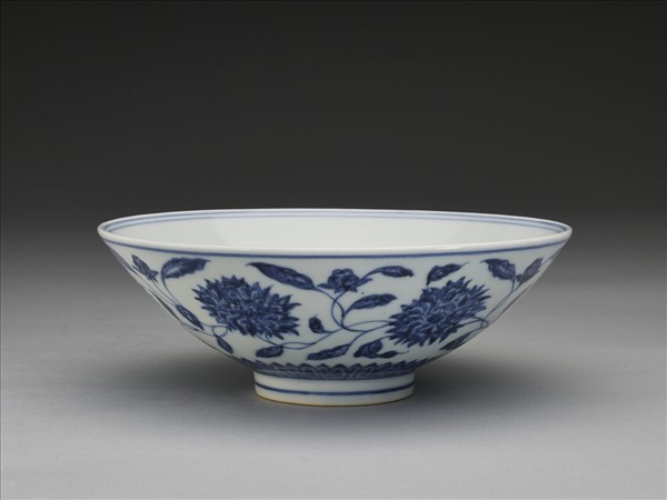 青花纏枝番蓮紋碗