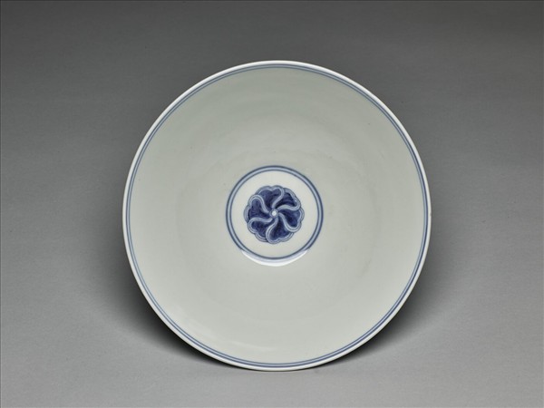 青花纏枝番蓮紋碗
