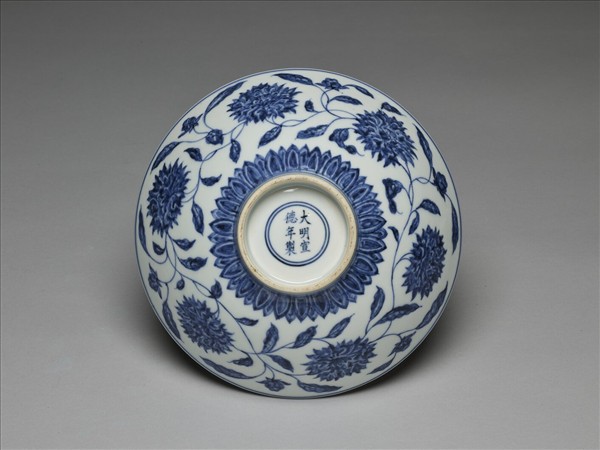 青花纏枝番蓮紋碗