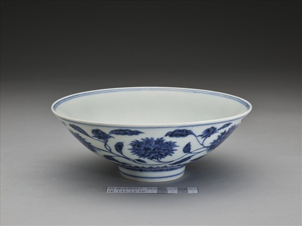 青花纏枝番蓮紋碗