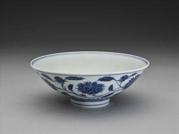 青花纏枝番蓮紋碗