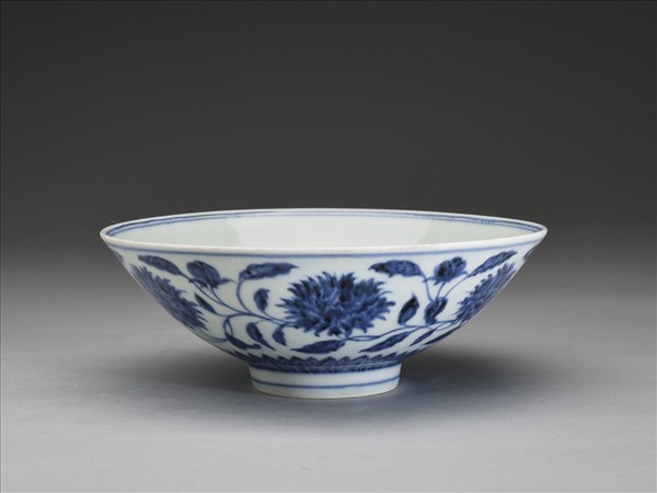 青花纏枝番蓮紋碗
