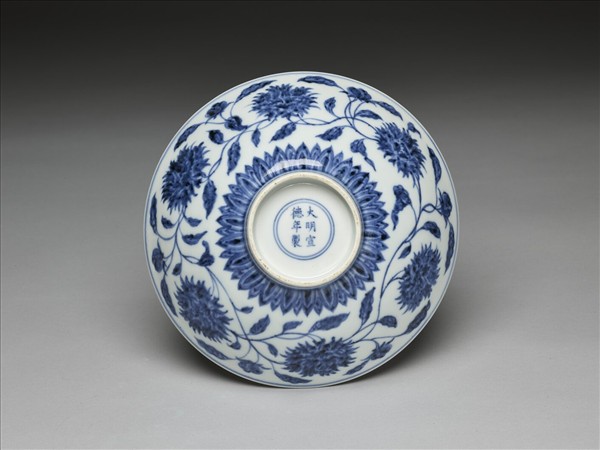 青花纏枝番蓮紋碗