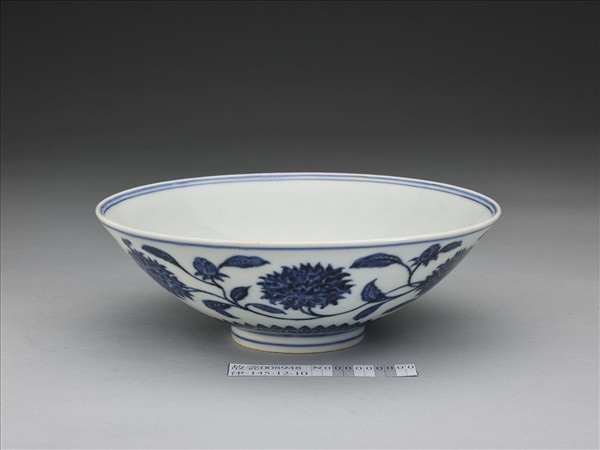 青花纏枝番蓮紋碗