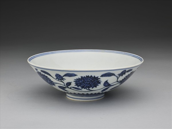 青花纏枝番蓮紋碗