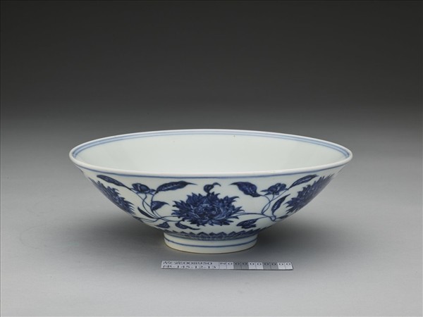 青花纏枝番蓮紋碗