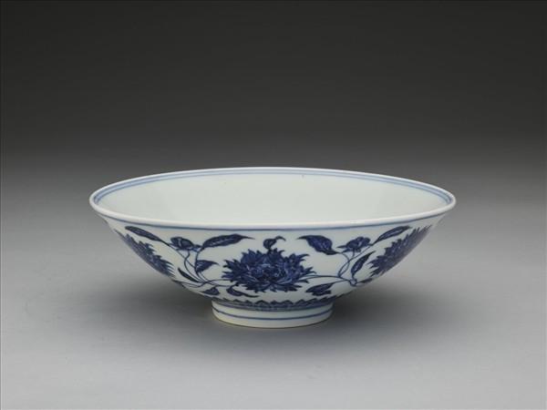 青花纏枝番蓮紋碗