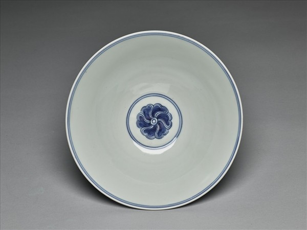 青花纏枝番蓮紋碗