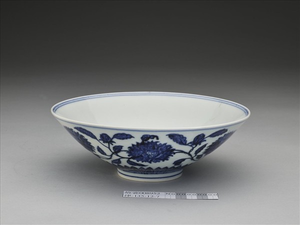 青花纏枝番蓮紋碗